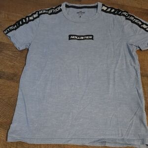 Hollister Light Gray Men's Tee with Black Accents